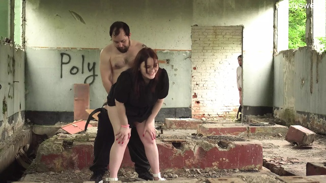 Bull cums in cuckold's wife in a abandon bilding