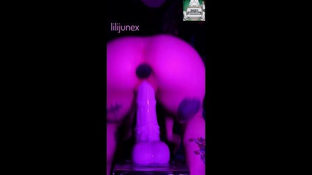 Огромный дилдо в киске