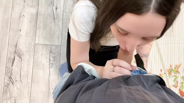 The hostess did not like the repair, for which the worker fucked her hard